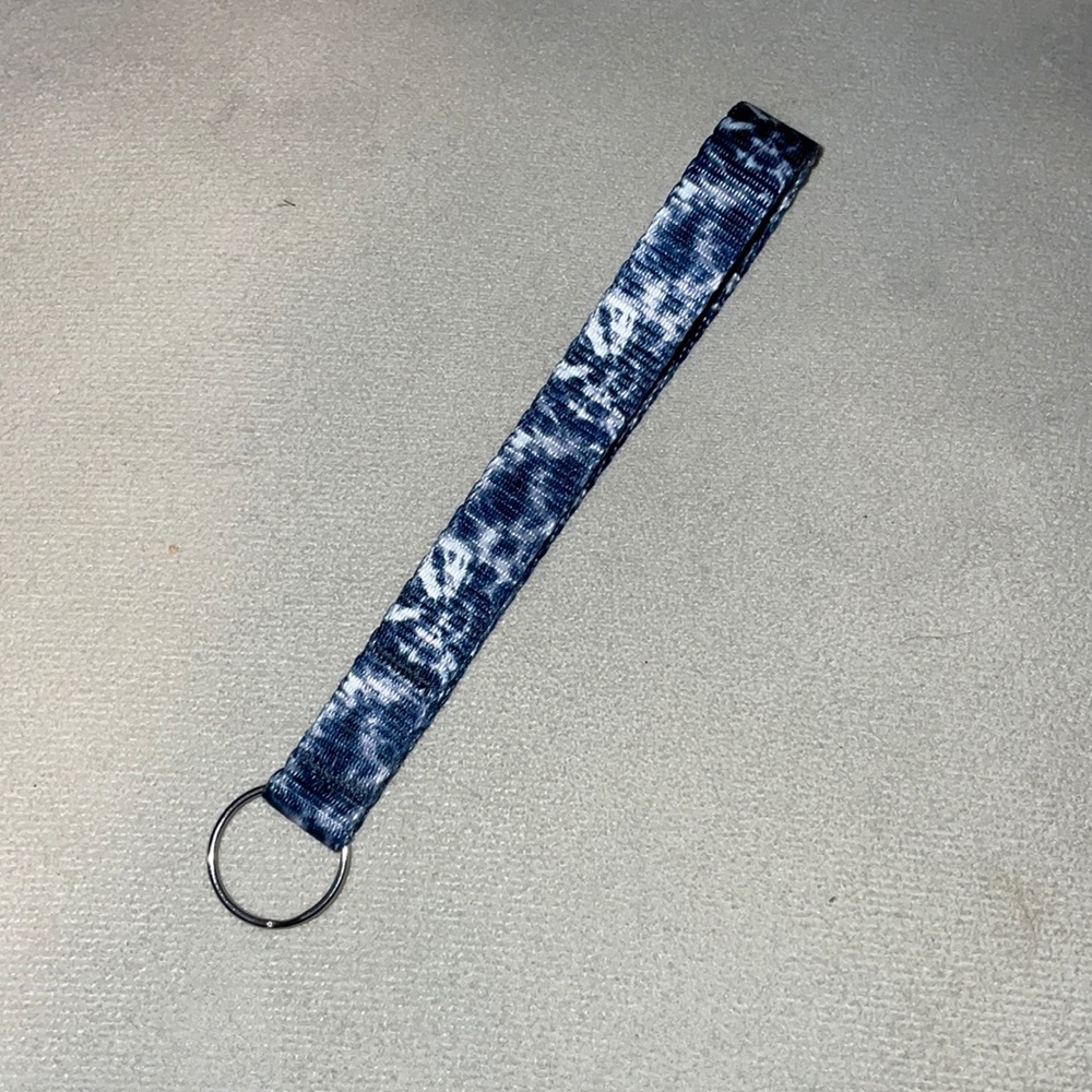 New Condition Blue & White Tie Dye Top Paw Short Keychain